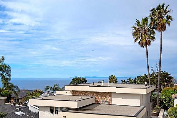 Detail Gallery Image 2 of 38 For 1070 Noria St, Laguna Beach,  CA 92651 - 3 Beds | 2 Baths