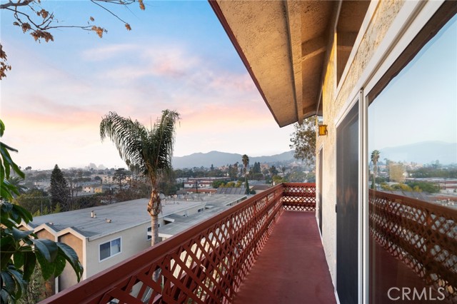 Detail Gallery Image 2 of 32 For 1523 E Windsor Rd 101a,  Glendale,  CA 91205 - 3 Beds | 2 Baths