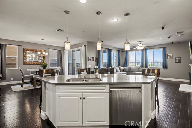 20556 Suzie Lane, Saugus CA: https://media.crmls.org/medias/1f77ea5d-8de1-4dc7-b469-2e1b27fd96f9.jpg