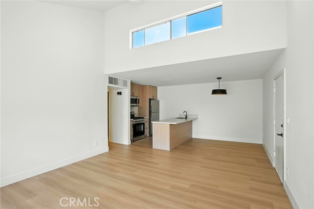 8601 International Avenue, Canoga Park CA: https://media.crmls.org/medias/1f7b8f45-5598-4514-b947-b8e9717296ba.jpg
