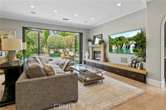 Detail Gallery Image 17 of 54 For 23 Boardwalk, Newport Beach,  CA 92660 - 6 Beds | 4/2 Baths