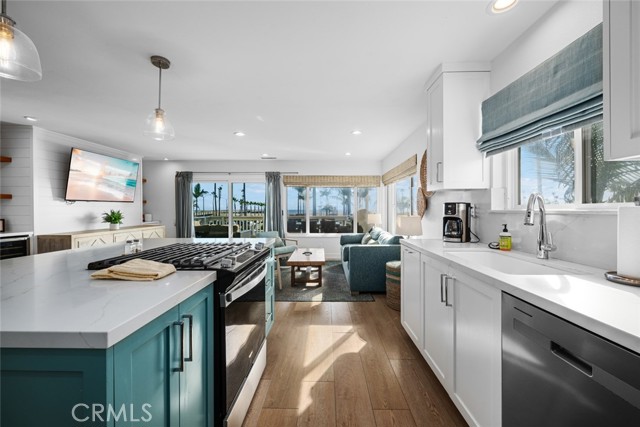 Detail Gallery Image 40 of 41 For 700 E Oceanfront, Newport Beach,  CA 92661 - 4 Beds | 3 Baths