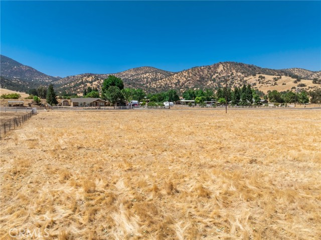 5770 Elwood, Sanger CA: https://media.crmls.org/medias/1f82fb5a-a5f9-4099-871f-5c87fd16931e.jpg