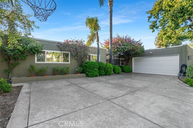 6207 Capistrano Avenue, Woodland Hills CA: https://media.crmls.org/medias/1f8702c5-92ff-4d76-9719-5911b9203b7a.jpg