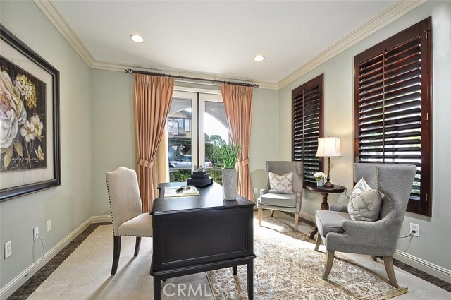 Office/sitting room off the entry