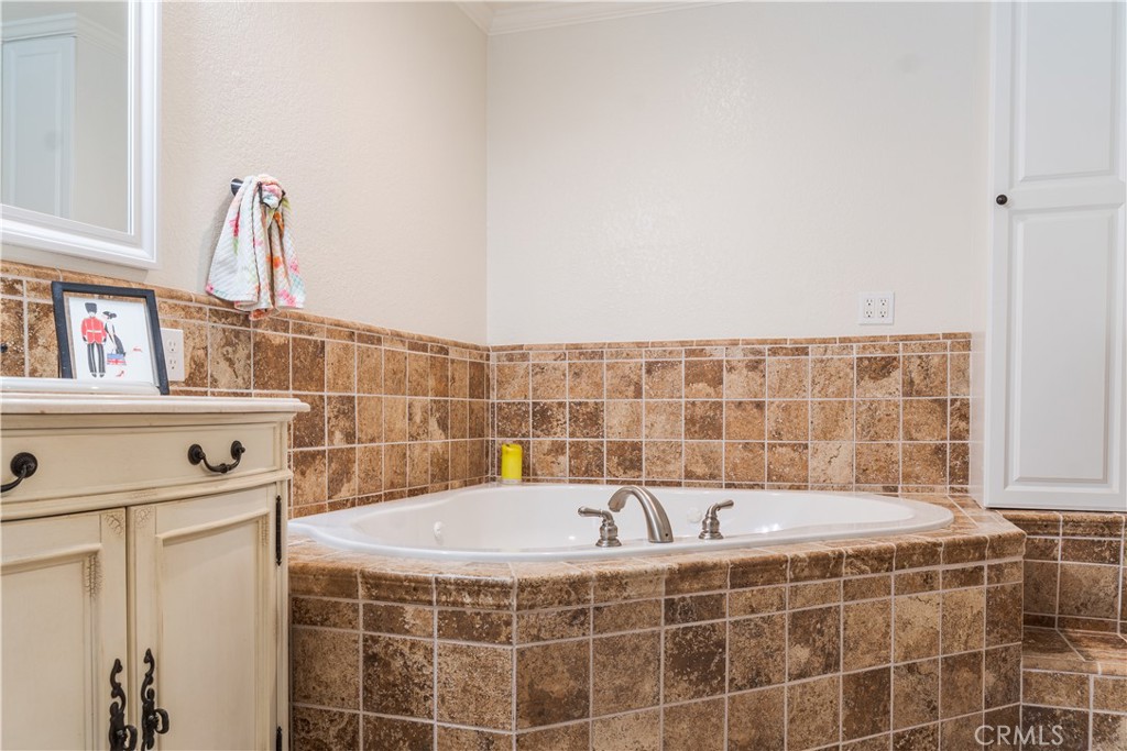 https://media.crmls.org/medias/1f8d045d-495d-450b-8264-d31f47bfdabb.jpg?preset=X-Large