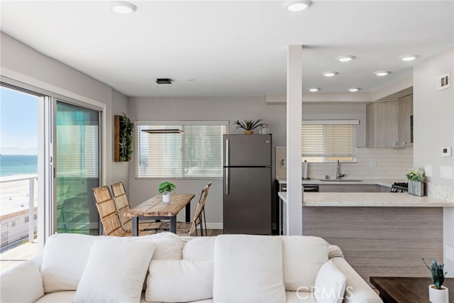 2208 The Strand, Manhattan Beach CA: https://media.crmls.org/medias/1f8d4859-24cd-4ca6-9822-c3c00a40f21f.jpg