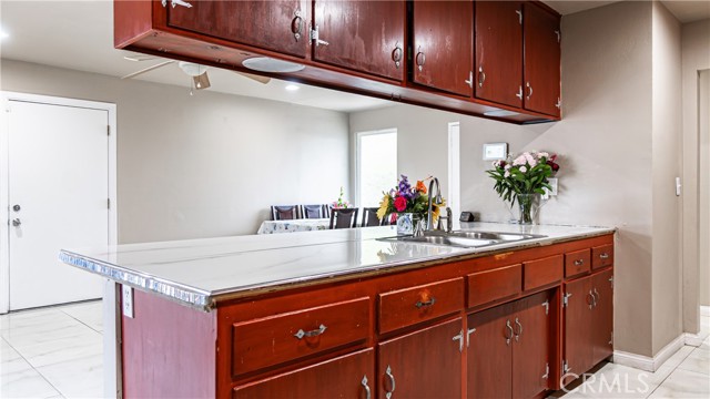 931 N Eucalyptus Avenue, Rialto CA: https://media.crmls.org/medias/1f8f20a9-20bc-4114-82a5-335d2de3ec2d.jpg
