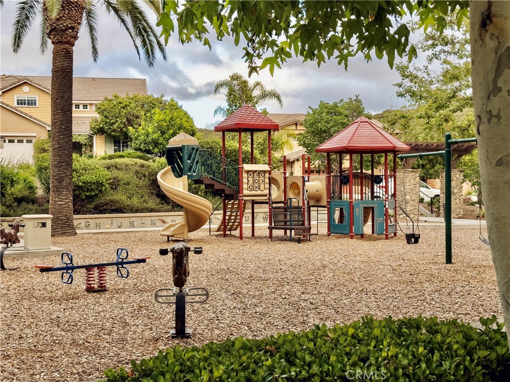 https://media.crmls.org/medias/1f8fd308-444d-438f-a810-641417330f1f.jpg?preset=X-Large