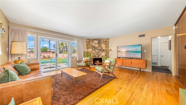 Detail Gallery Image 7 of 14 For 10449 Gloria Ave, Granada Hills,  CA 91344 - 3 Beds | 2 Baths