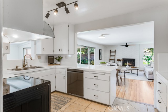 Detail Gallery Image 4 of 30 For 1951 Snowden Ave, Long Beach,  CA 90815 - 3 Beds | 2 Baths