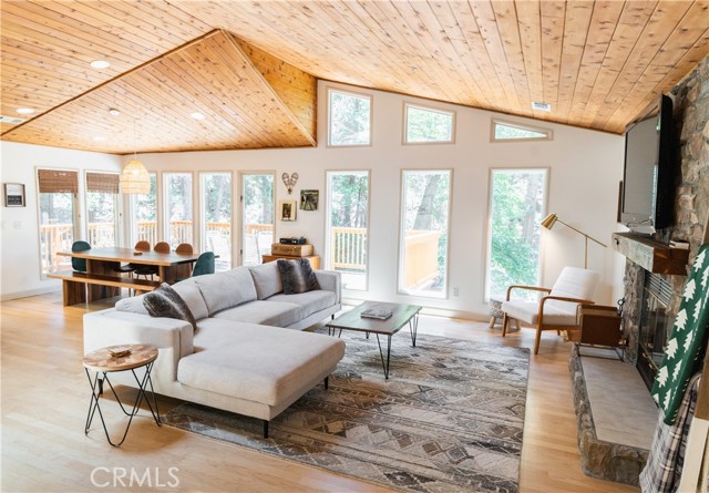 Detail Gallery Image 4 of 40 For 1069 Berne Dr, Crestline,  CA 92325 - 4 Beds | 2 Baths