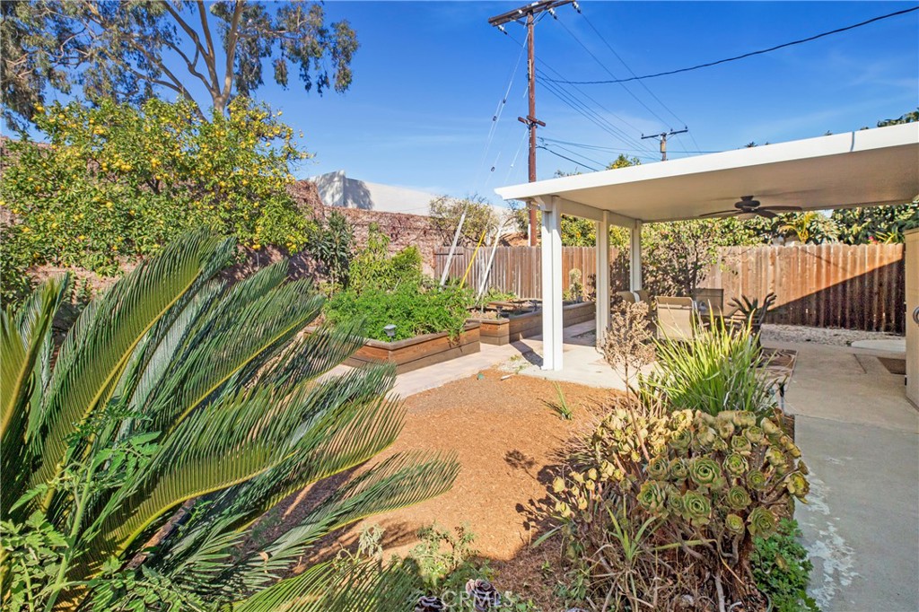 https://media.crmls.org/medias/1f98d5c3-06a2-4f20-8834-f3302bc69eab.jpg?preset=X-Large