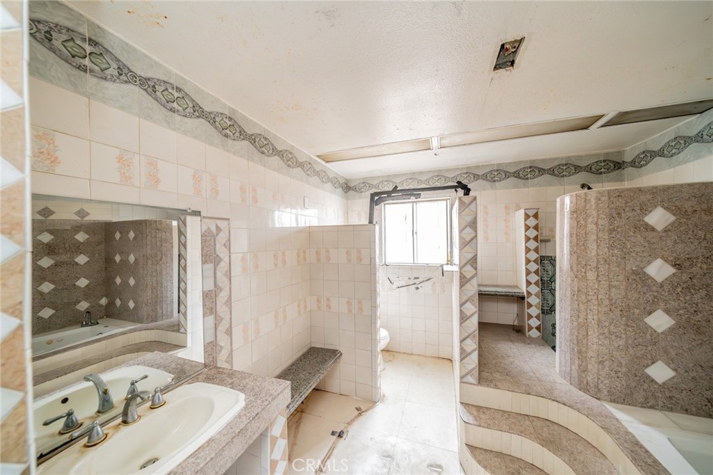 https://media.crmls.org/medias/1f99265e-671b-4373-bda7-284d8fa79e01.jpg?preset=X-Large