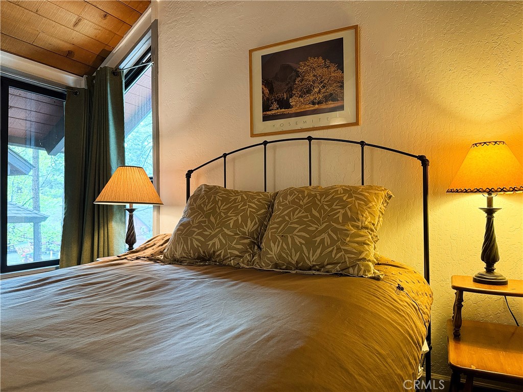 https://media.crmls.org/medias/1f9986f3-bd44-41e9-b40e-1c49317b1821.jpg?preset=X-Large