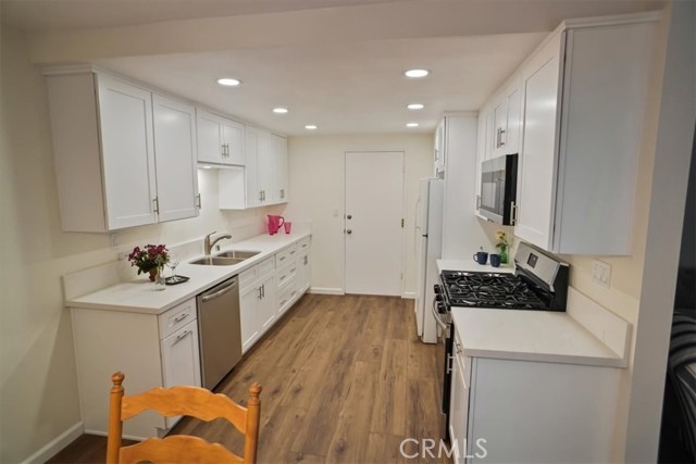 Detail Gallery Image 7 of 34 For 19380 Anzel Cir, Newhall,  CA 91321 - 2 Beds | 2 Baths