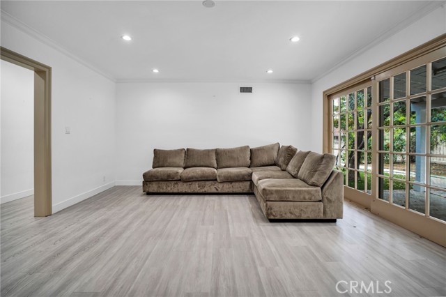 Detail Gallery Image 17 of 39 For 19710 Henshaw St, Woodland Hills,  CA 91364 - 4 Beds | 4 Baths