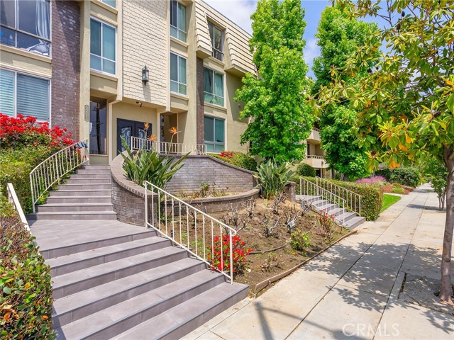 Detail Gallery Image 2 of 45 For 5215 Balboa Bld #108,  Encino,  CA 91316 - 2 Beds | 2 Baths