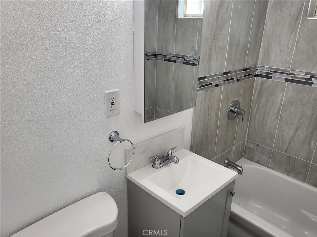 https://media.crmls.org/medias/1fa13706-a072-4385-a915-9ba5c98b5bf1.jpg?preset=X-Large