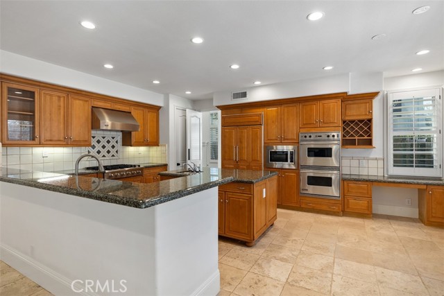 Detail Gallery Image 7 of 25 For 17 Colonial, Newport Beach,  CA 92660 - 5 Beds | 4/1 Baths