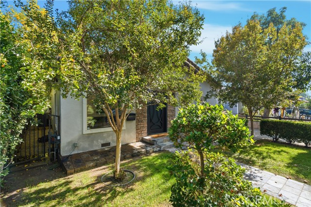 Detail Gallery Image 2 of 59 For 430 N Parish Pl, Burbank,  CA 91506 - 4 Beds | 4/1 Baths