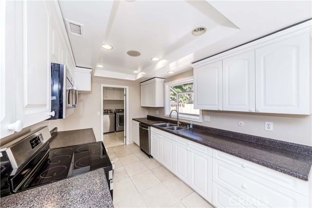 Detail Gallery Image 10 of 33 For 1616 Canyon Dr, Fullerton,  CA 92833 - 3 Beds | 2/1 Baths