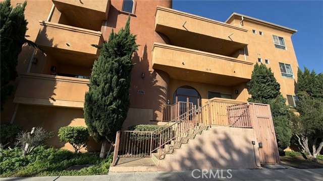 Detail Gallery Image 3 of 17 For 1515 Grismer Ave #302,  Burbank,  CA 91504 - 2 Beds | 2 Baths