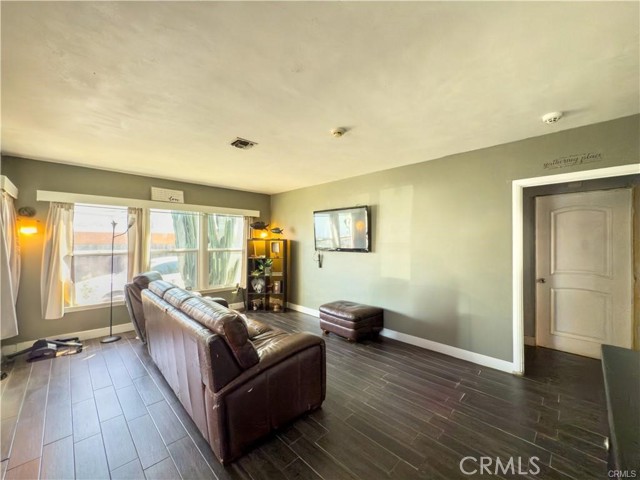 Detail Gallery Image 6 of 10 For 4810 E San Luis St, Compton,  CA 90221 - 3 Beds | 1 Baths