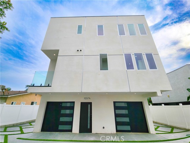 11255 Tiara Street, North Hollywood CA: https://media.crmls.org/medias/1fa6ef5b-12b6-4e0d-bfa4-ad7c02a2b31e.jpg