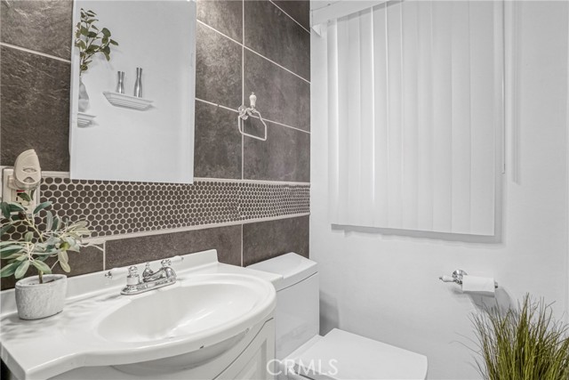 Detail Gallery Image 36 of 59 For 19120 Hartland St, Reseda,  CA 91335 - 5 Beds | 3 Baths