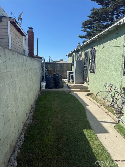 Detail Gallery Image 10 of 15 For 10600 Ruthelen, Los Angeles,  CA 90047 - 4 Beds | 1 Baths