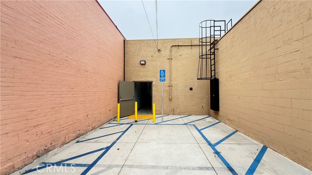 1233 N E Street, San Bernardino, California 92405, ,Commercial Lease,For Rent,1233 N E Street,CRIV25035338