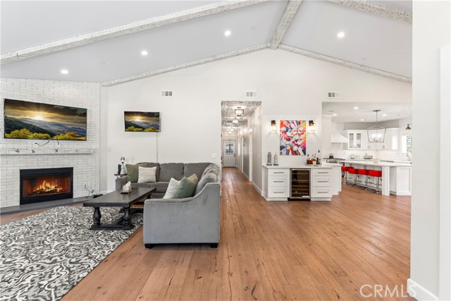 Detail Gallery Image 5 of 44 For 374 Mountainaire Ln, Big Bear Lake,  CA 92315 - 4 Beds | 3 Baths