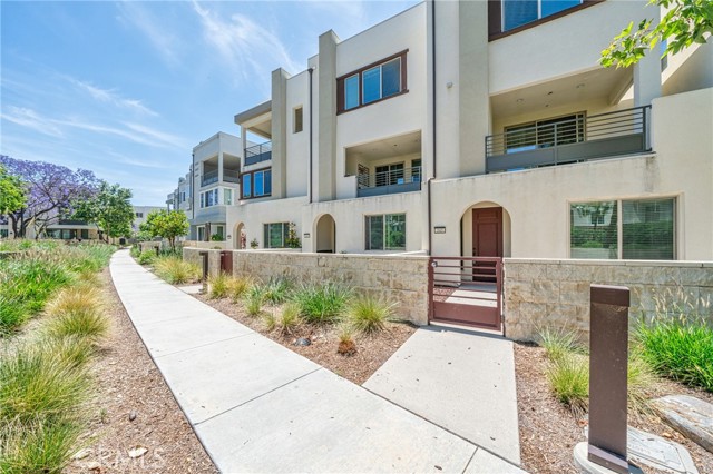 Detail Gallery Image 2 of 33 For 143 Frame, Irvine,  CA 92618 - 3 Beds | 3/1 Baths