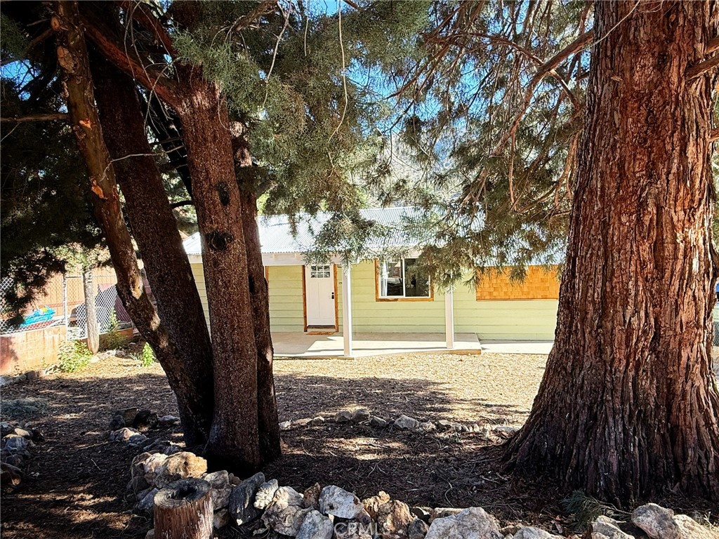 https://media.crmls.org/medias/1fb762c0-a172-4a94-b1fc-b472f9bbaca5.jpg?preset=X-Large