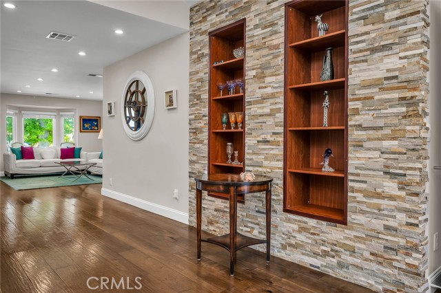 Detail Gallery Image 7 of 34 For 5948 Hesperia Ave, Encino,  CA 91316 - 3 Beds | 2/1 Baths