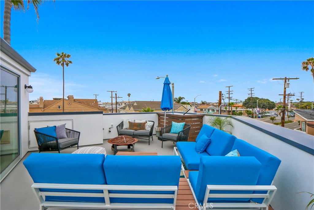 https://media.crmls.org/medias/1fba5a61-0d72-4d38-a1d9-c446340c6a60.jpg?preset=X-Large