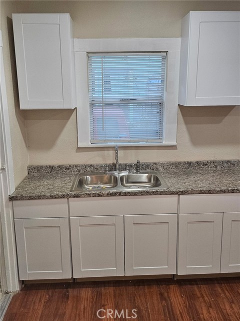 Detail Gallery Image 4 of 17 For 4890 7th Ave, Sacramento,  CA 95820 - 2 Beds | 1 Baths