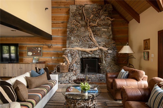 942 Lake Edge, Lake Arrowhead, CA 92352