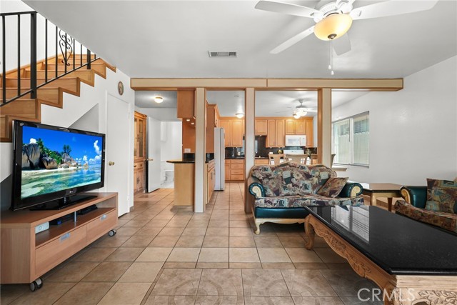 Detail Gallery Image 4 of 25 For 429 E Providencia #B,  Burbank,  CA 91501 - 2 Beds | 1/1 Baths