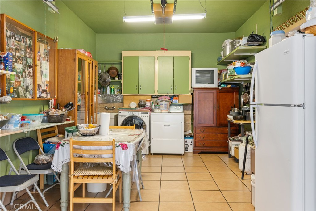 https://media.crmls.org/medias/1fc22a2e-3e96-4365-8d4e-63bf5082e6be.jpg?preset=X-Large