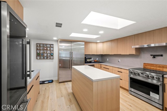 Detail Gallery Image 7 of 67 For 22731 Canyon Lake Dr, Canyon Lake,  CA 92587 - 4 Beds | 4 Baths