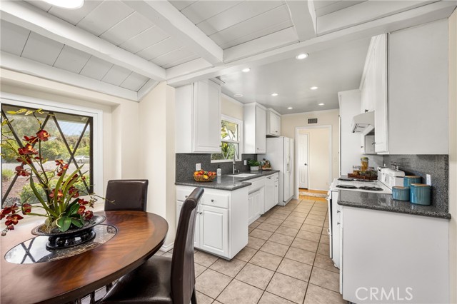Detail Gallery Image 16 of 67 For 1832 Windsor Ln, Santa Ana,  CA 92705 - 4 Beds | 2/1 Baths