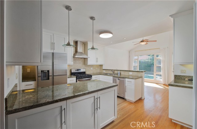 Detail Gallery Image 6 of 44 For 13964 Peach Grove St, Sherman Oaks,  CA 91423 - 3 Beds | 3 Baths