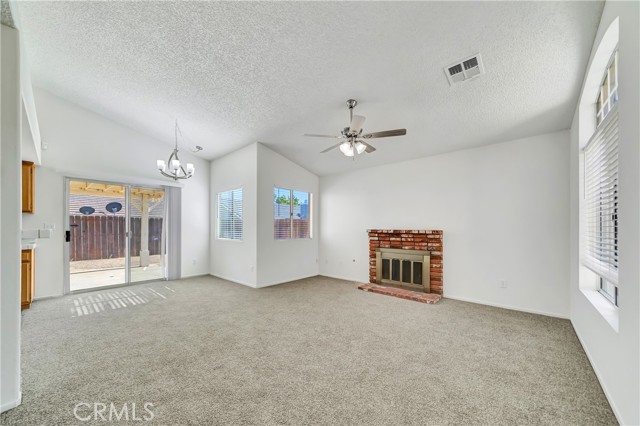 3524 San Jacinto Avenue, Rosamond CA: https://media.crmls.org/medias/1fca3bd2-f1b1-4413-a88e-9f7dea831b7a.jpg