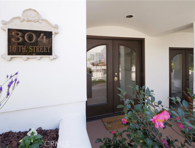 private front yard with double door entry