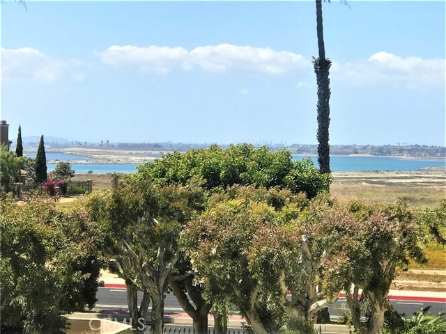 Detail Gallery Image 4 of 18 For 19281 Champion Ln, Huntington Beach,  CA 92648 - 3 Beds | 2/1 Baths