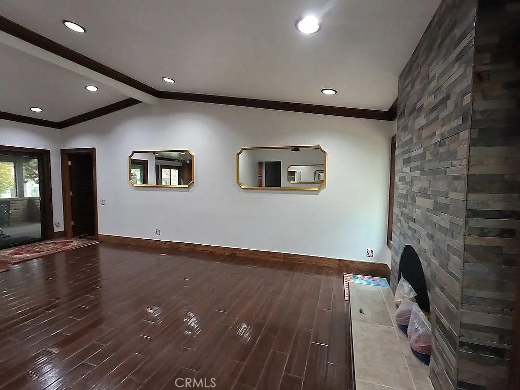 https://media.crmls.org/medias/1fcf91fa-4be5-437e-b73c-adf6d2417598.jpg?preset=X-Large