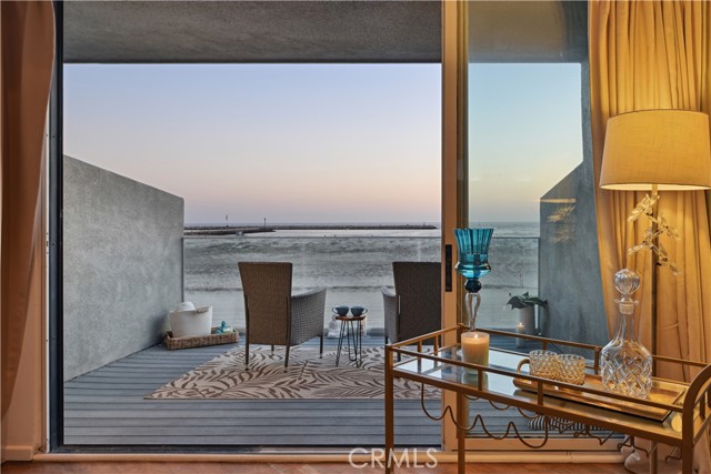 6 Voyage Street, Marina del Rey CA: https://media.crmls.org/medias/1fcfd730-e2ba-4f22-874f-e22cf6d2e525.jpg