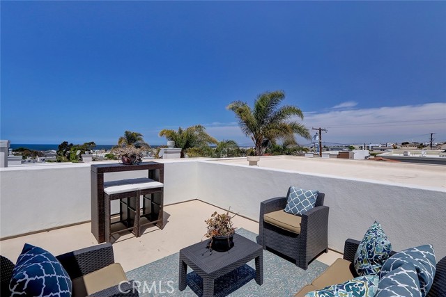 726 1st Place, Hermosa Beach, California 90254, 4 Bedrooms Bedrooms, ,3 BathroomsBathrooms,Residential,Sold,1st,SB22091741